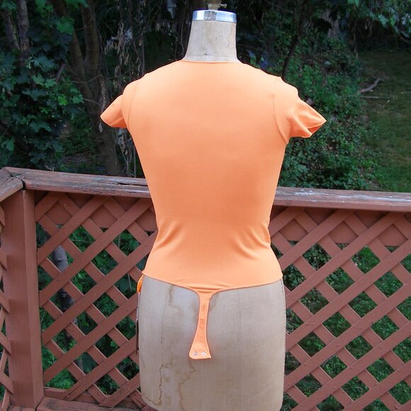 NWT size L SKIMS Essential T-Shirt Bodysuit Orange Highlighter - Picture 3 of 13